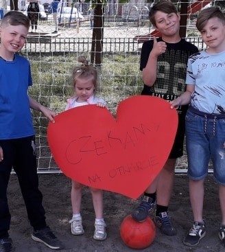 Dzieci z Piłsudskiego w Koszalinie walczą z kierowcami, którzy parkują na boisku 