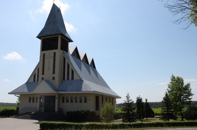Przy kościele w Laskowicach ścięto bez zezwolenia 14 drzew: sosen i klonów.