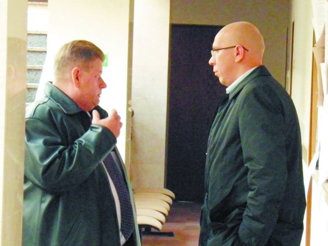 Wczorajsze spotkanie odbyło się za zamkniętymi drzwiami. Henryk Piekarski z NSZZ "Solidarność&#8221; (z lewej) jeszcze po jego zakończeniu rozmawiał z Jarosławem Zawistowskim, dyrektorem browaru.