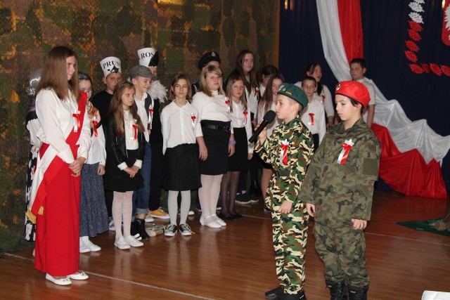 "Koncert dla Niepodległej" w wykonaniu uczniów Szkoły Podstawowej w Niegosławicach. Tak rozpoczęto świętowanie w gminie Wodzisław.