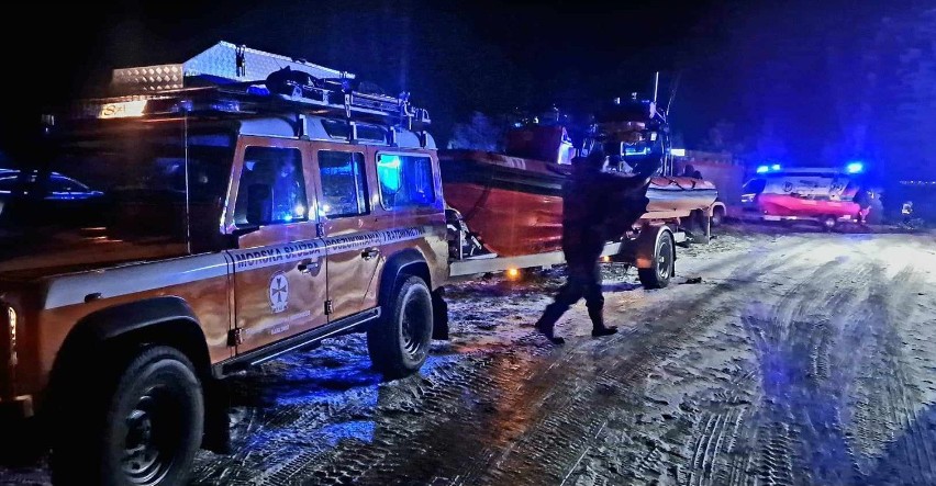 Tragedia na rybach. Poszukiwano dwojga wędkarzy na jeziorze Bukowo. Jeden nie żyje [ZDJĘCIA]