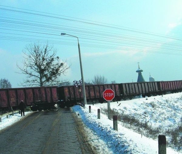 Transport jakich wiele po torach przy soborze Św. Trójcy, na linii Hajnówka-Siemianówka. Co w tych wagonach? Nie wiadomo.