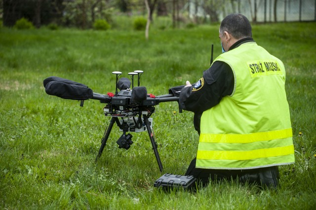 Dron może latać w promieniu pięciu kilometrów od operatora