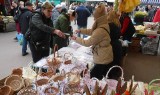 W czwartek 28 marca na targowisku Korej można było kupić cukrowe baranki,koszyczki do święcenia pokarmów, świąteczne stroiki