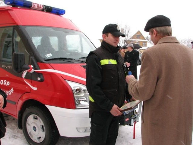 Wójt Obrazowa Lech Niezgoda przekazuje naczelnikowi jednostki Marcinowi Zimolągowi kluczyki do samochodu.