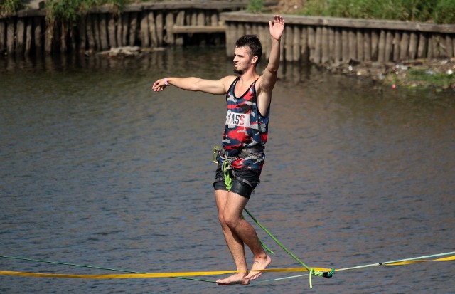 W sobotę w grudziądzkiej Marinie podziwialiśmy pokaz Slackline. Linoskoczkowie balansowali na linie rozpiętej na taśmie między dwoma punktami. Duża sprężystość taśm umożliwia wykonywanie przeróżnych figur i akrobacji. Szczególnie interesujący był pokaz nad wodą, oraz przejście po napiętej taśmie. Można było też spróbować swoich sił podczas warsztatów - tym razem taśma zawieszona była nisko nad ziemią, ale ci co próbowali doceniali trudność balansowania na taśmie. WIDEO: Pokaz slackline w Grudziądzu: