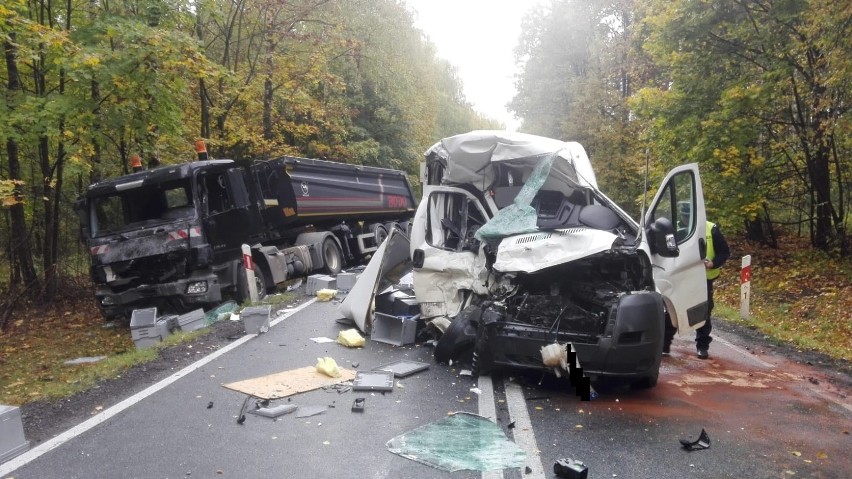 Wejdyki. Groźny wypadek. Peugeot zderzył się czołowo z ciężarówką (zdjęcia)