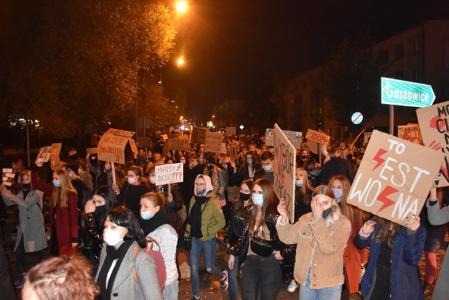 Rybnik: Protestujący poszli "obudzić miasto" i zaszli aż na Nowiny
