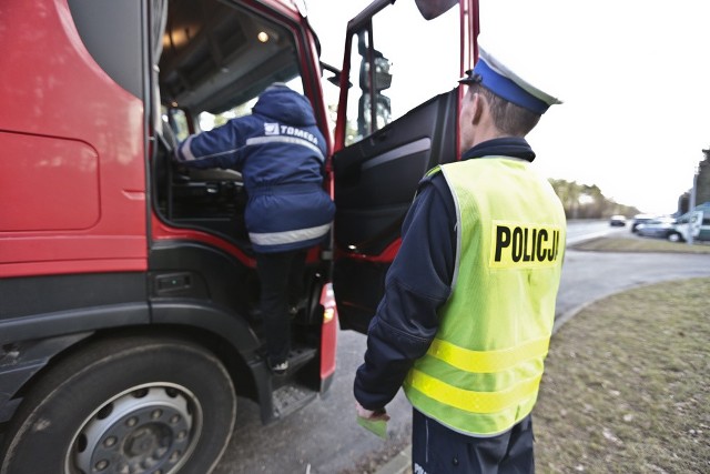 W środę, 3 lutego ciężarówka z cysterną z paliwem została zatrzymana do kontroli przez funkcjonariusza Inspekcji Transportu Drogowego i policjanta z zielonogórskiej drogówki. O ile dokumenty kierowcy były w porządku, o tyle jego stan budził wiele zastrzeżeń. Kiedy mężczyzna dmuchnął w alkomat okazało się, że jest pijany.