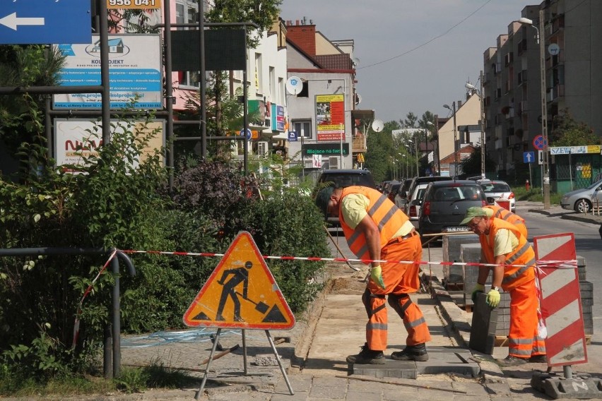 Chodnik w centrum Kielc w totalnej rozsypce. Dlaczego nie wyremontują całego?