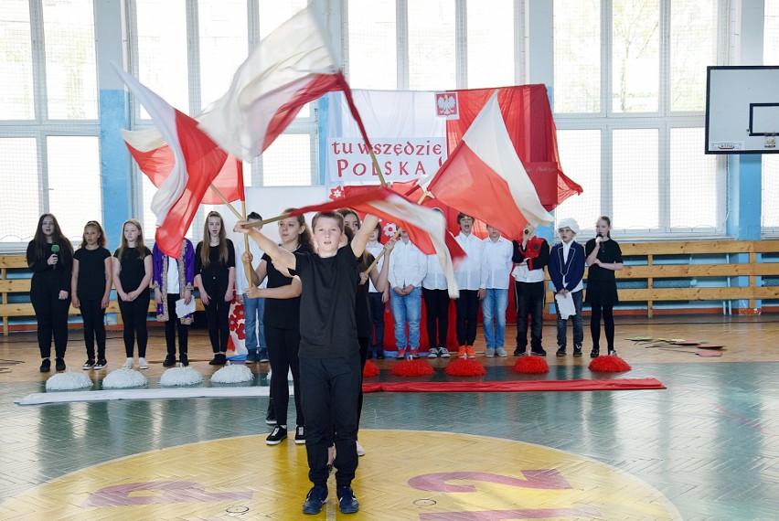"Tu wszędzie Polska". Piękny patriotyczny program estradowy w Szkole Podstawowej nr 2 w Stargardzie [ZDJĘCIA, WIDEO]