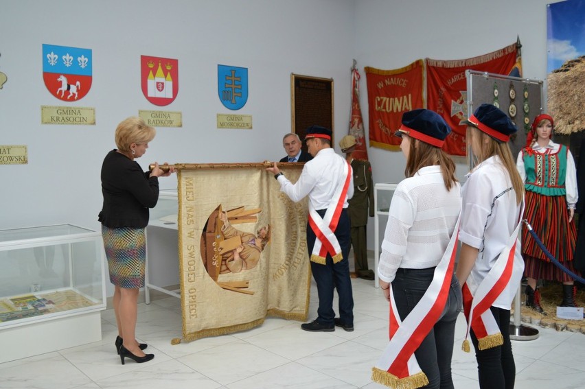 Sztandar włoszczowskiego Stolbudu przekazany w depozyt Izbie Regionalnej. Ma przypominać historię firmy następnym pokoleniom (ZDJĘCIA WIDEO)