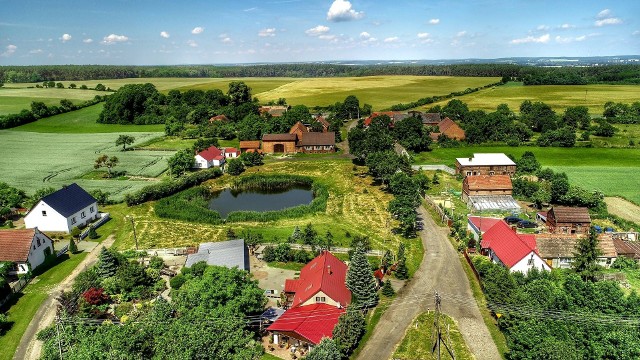 Gdy ze Świebodzina jedziemy w kierunku Smardzewa, warto odbić w lewo, aby znaleźć się w prawdziwie sielskich klimatach. Tak też zrobił Grzegorz Walkowski, który przysłał nam kolejna niezwykłą kolekcję zdjęć z drona. Pierwotna słowiańska nazwa wsi Wolimirzyce to Warmulewo, następnie przekształcona w Walmersdorf. Pierwszym znanym dziedzicem wsi był Jerzy, a następnie Jan Samuel i Wolff (1680 r.) Samuel i Wolff wiedli spory z proboszczami w Szczańcu w sprawie opłat kościelnych. Już w XVII wieku działała tutaj szkoła...Zobacz też wideo: "W ciągu najbliższych pięciu lat liczba dronów może zwiększyć się dziesięciokrotnie". Od 2020 roku bezzałogowce muszą być certyfikowane