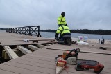 Nowe pomosty na plaży w Dobiegniewie są już prawie gotowe [ZDJĘCIA]