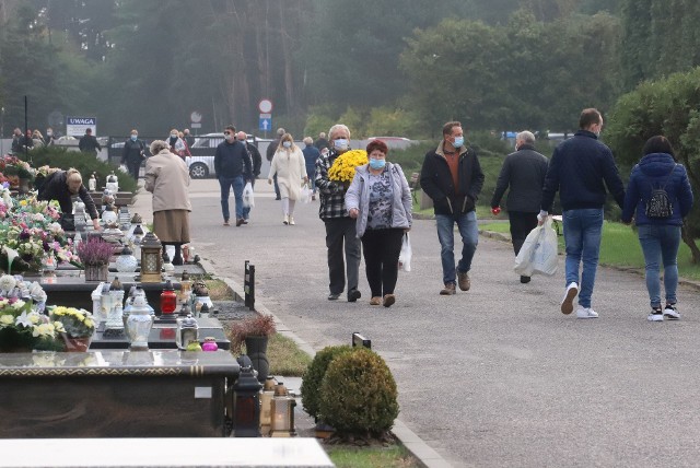 Cmentarz na Firleju. Na tydzień przed Świętem Wszystkich Świętych radomianie  porządkują groby bliskich