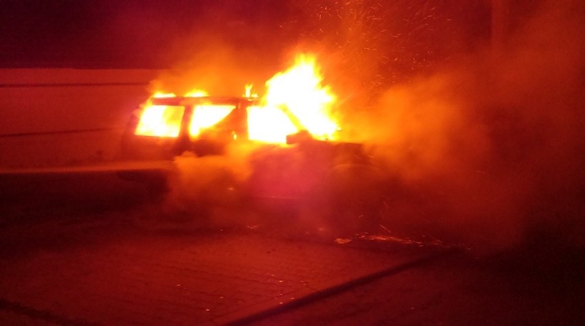 Będzin: Samochód spłonął przy ulicy Świerczewskiego [ZDJĘCIA]