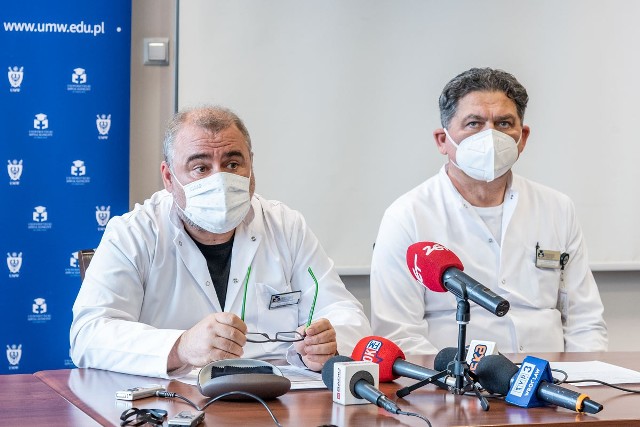 O piątej fali pandemii koronawirusa mówili podczas konferencji prasowej: naczelny epidemiolog USK prof. Jarosław Drobnik i prof. Dariusz Janczak, kierownik Kliniki Chirurgii Naczyniowej, Ogólnej i Transplantacyjnej USK.