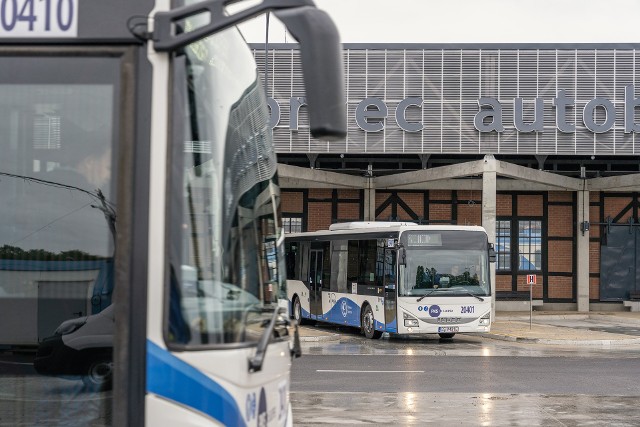 Już nie z dworca przy Kołłątaja, a z miejskiego węzła transportowego przy ul. Towarowej – tak będą kursowały autobusy PKS Słupsk od 1 listopada. Korekcie ulegną rozkłady jazdy regionalnych linii i ich trasy w granicach miasta. To ważna informacja dla podróżnych.