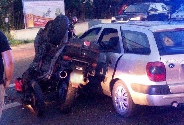 Samochód wyjechał na drogę tuż przed motocyklami. Doszło do wypadku (zdjęcia)