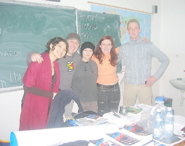 Grupa zagranicznych studentów prowadzi  zajęcia w jednej z klas ciechocińskiego  ogólniaka. Na zdjęciu: (od lewej) Gauhar, John,  Andacz, Maryana i Rene.
