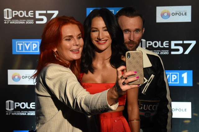 Na backstage'u festiwalu nie mogło zabraknąć ścianki, na której gwiazdy chętnie pozowały do zdjęć i robiły sobie tak zwane selfie.