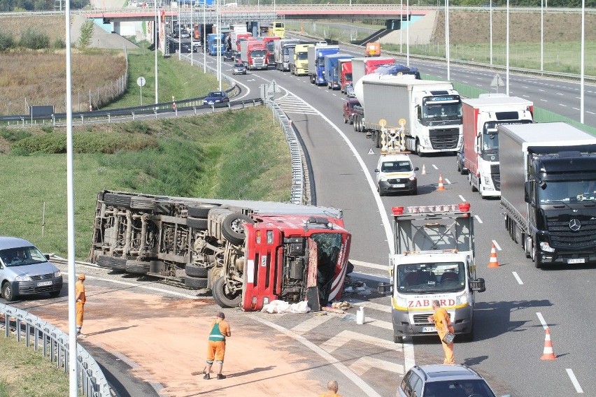 Ciężarówka przewróciła się na AOW. Śmieci leżą na drodze [ZDJĘCIA]