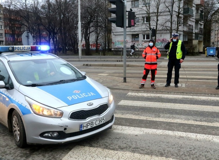 Wypadek na Grabiszyńskiej. Karetka jadąca na sygnale potrąciła kobietę na pasach [ZDJĘCIA]