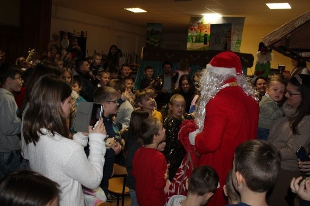 Spektakl teatru lalek i spotkanie z Mikołajem w Belsku Dużym. Więcej na kolejnych slajdach.