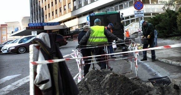 Prace związane z układaniem nowych rur potrwają na ul. Matejki do kwietnia przyszłego roku.