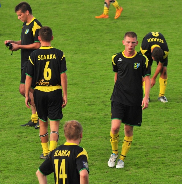 Jacek Rożek (przodem) mógł zapewnić Siarce Tarnobrzeg trzy punkty w sobotnim spotkaniu z Tomasovią Tomaszów Lubelski. Napastnik Siarki zmarnował doskonałą okazję w doliczonym czasie gry drugiej połowy, a mecz zakończył się wynikiem 0:0.