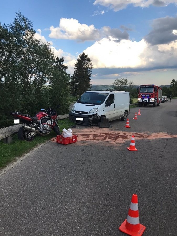 Wypadek w Izdebkach z udziałem motocyklisty. Ranny 29-latek [ZDJĘCIA]