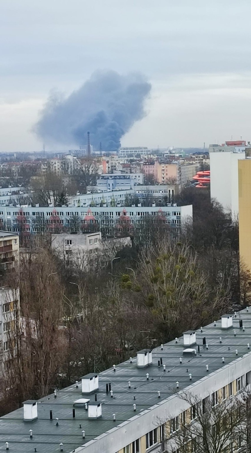 Pożar na placu budowy przy ul. Krakowskiej we Wrocławiu. Jedna osoba poszkodowana [ZDJĘCIA, FILM]