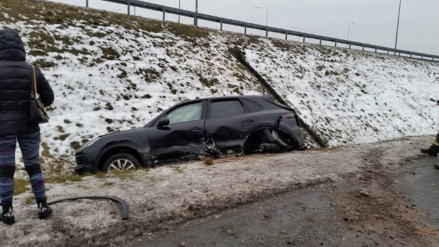 Dziś około godz. 8.30 doszło do wypadku w Stryszku w okolicy zjazdu na Zielonce. Zderzyły się dwa auta osobowe:  porsche i skoda octavia, która dachowała.  Oba pojazdy wypadły z drogi i służby ratunkowe musiały wyciągnąć je z rowu. Kierowcy wyszli z nich o własnych siłach i zostali przebadani na miejscu. Nie było potrzeby przewiezienia ich do szpitala. Ruch w miejscu wypadku jest utrudniony i odbywa się wahadłowo. Na miejscu pracowały policja, zespoły ratownictwa medycznego oraz strażacy. Tak o przyczynach wypadku mówi policja: - Kierowcę samochodu marki skoda na łuku drogi wyniosło, zjechał na przeciwny pas ruchu i zderzył się z porsche, które wpadło do rowu. Skoda dachowała. Przyczyną tego zdarzenia było niedostosowanie prędkości do panujących warunków na drodze. Kierowca skody został ukarany mandatem – poinformował nas kom. Przemysław Słomski.AKTUALIZACJA: - Kierowcę samochodu marki Skoda na łuku drogi wyniosło, zjechał na przeciwny pas ruchu i zderzył się z porsche, które wpadło do rowu. Skoda dachowała. Przyczyną tego zdarzenia było niedostosowanie prędkości do panujących warunków na drodze. Kierowca skody został ukarany mandatem – poinformował nas kom. Przemysław Słomski z KWP w Bydgoszczy.Przegląd najciekawszych wydarzeń z Polski (źródło TVN/X-News):