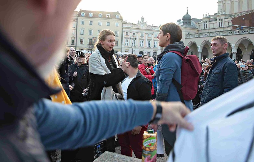 Pod hasłem "Polska wolna od Kościoła!" protestowali uczestnicy zgromadzenia na krakowskim Rynku