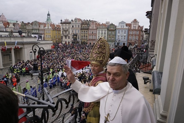 Orszak Trzech Króli odbył się w Poznaniu już po raz dziewiąty. Jak zwykle przyciągnął na swoją trasę kilka tysięcy poznaniaków. Przejdź dalej i zobacz kolejne zdjęcia --->