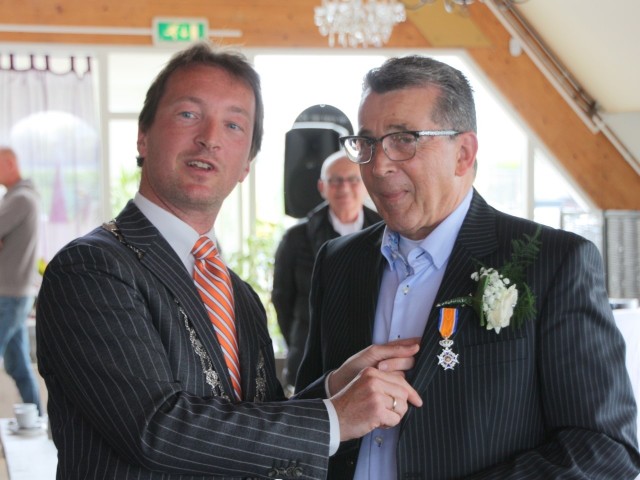 Albert Menheeere (z prawej) odebrał order z rąk burmistrza Middelburga. Odznaczenie przyznaje król Holandii.
