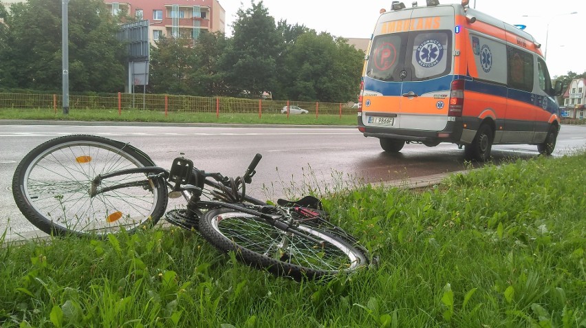 Białystok: Ul. Knyszyńska. Lanos potrącił kobietę na przejściu. Kierowca wykonywał niebezpieczny manewr (zdjęcia)
