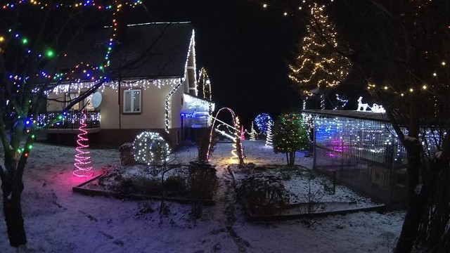 - 18 lat temu iluminacja miała 200 lampek, w tym roku jest ich ok. 25 tysięcy. Dekorowanie zaczynam 3 tygodnie przed świętami - pisze pan Sebastian, właściciel domu w Szklarach pod Rzeszowem.Po tym jak dziś opublikowaliśmy materiał o panu Władysławie z Hermanowic, który swój dom ozdobił ponad 20 tysiącami kolorowych światełek, na naszym profilu na FB rozgorzała dyskusja na temat spodziewanego rachunku za prąd. O to też zapytaliśmy pana Sebastiana, kiedy wysłał nam swoje zdjęcia.>> CZYTAJ: Dyskusja na profilu na Facebooku- LED-y nie pobierają dużo energii, w ciągu sezonu zużywają około 200 kWh. Zamontowałem podlicznik do obliczenia zużycia energii przez samą iluminację - tłumaczy.>> CZYTAJ: Mieszkaniec Hermanowic koło Przemyśla swój dom ozdobił ponad 20 tysiącami kolorowych światełek [ZDJĘCIA]