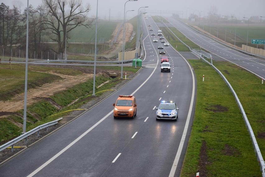 Pierwsze auta na odcinku siódmym S5 jadące od Poznania....