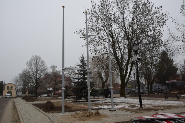 W  części północno zachodniej Rynku już zamontowano trzy maszty flagowe, na których powieszona zostanie flaga narodowa, gminna i Unijną.