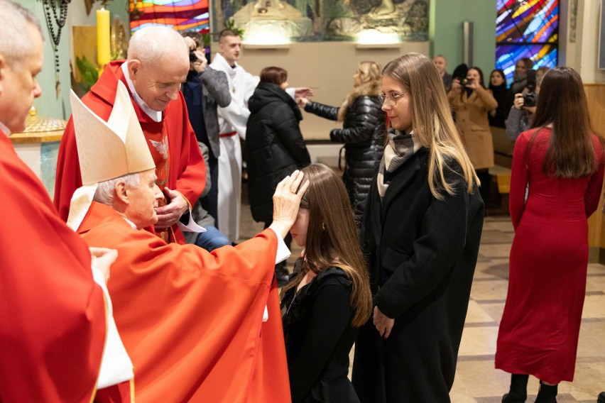 Ksiądz biskup Marian Florczyk udzielił sakramentu...