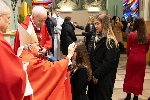 Ksiądz biskup Marian Florczyk udzielił sakramentu bierzmowania w parafii Chrystusa Króla w Kielcach.