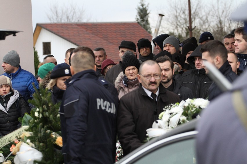 Ostatnie pożegnanie aspiranta Krzysztofa Węglińskiego z Tarnobrzega - policjanta, który zginął w wypadku jadąc na służbę  [ZDJĘCIA]