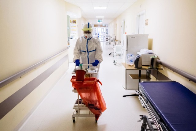 Do szpitali w województwie trafią kardiomonitorów i urządzenia do terapii nerkozastępczej, a także środki ochrony osobistej - kombinezony, fartuchy i czepki.