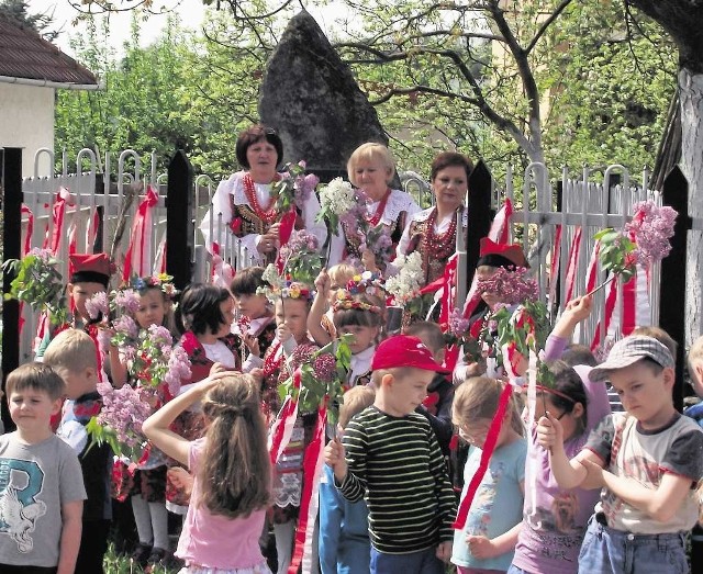 Węgrzcanie przy obelisku w miejscu domu Wyspiańskiego