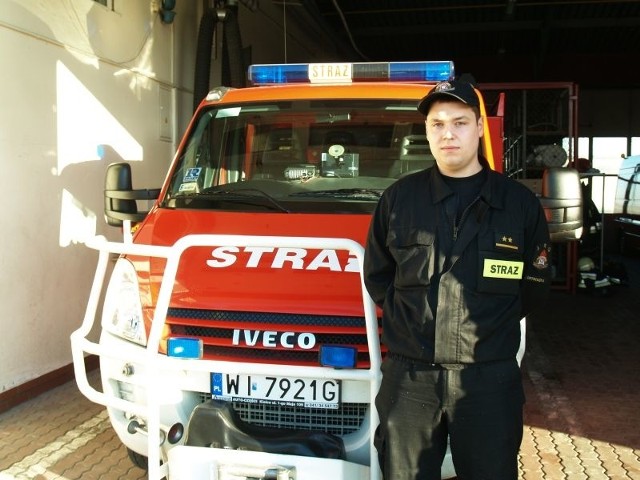 23-letni strażak Marek Andrzejczyk bez wahania ruszył na pomoc kobiecie znajdującej się w zadymionym mieszkaniu