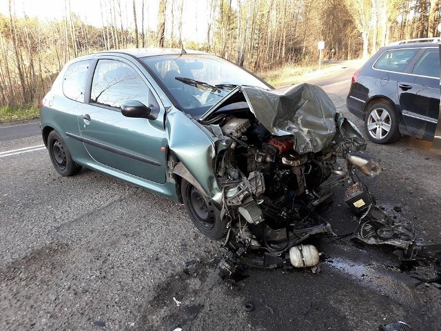 W sobotę po godz. 18 doszło do wypadku na drodze nr 206 tuż za Koszalinem (trasa na Polanów). Nie ma utrudnień w ruchu.Jak informują policjanci czołowo zderzyły się dwa samochody – volkswagen i peugeot. Trzy osoby trafiły do szpitala. Obaj kierowcy byli trzeźwi. Funkcjonariusze ustalają przebieg zdarzenia. Na chwilę obecną szczegóły nie są jeszcze znane.Utrudnień w ruchu przy wyjeździe z Koszalina nie ma.Zobacz także Wypadek na ulicy Polanowskiej w Sławnie