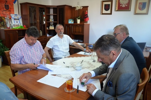 Umowa z nową firma odbierającą odpady z terenu gminy została podpisana w Urzędzie Miasta i Gminy w Skaryszewie.