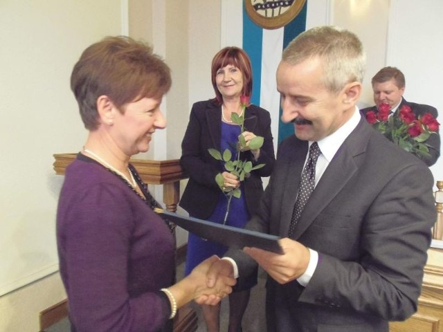 Barbara Drewczyńska, dyrektorka  Szkoły Podstawowej w Legbądzie (na zdjęciu) odbiera nagrodę od burmistrza Tadeusza Kowaklskeigo