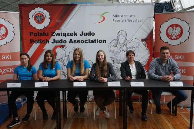 Od lewej: Kamila Busse, Vanessa Machnicka, Eliza Wróblewska, Angelika Szymańska, Aneta Szczepańska, Radosław Miśkiewicz